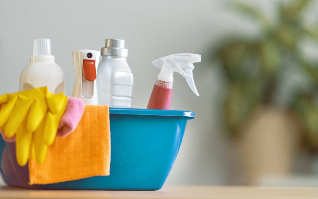 basket-with-cleaning-items-min
