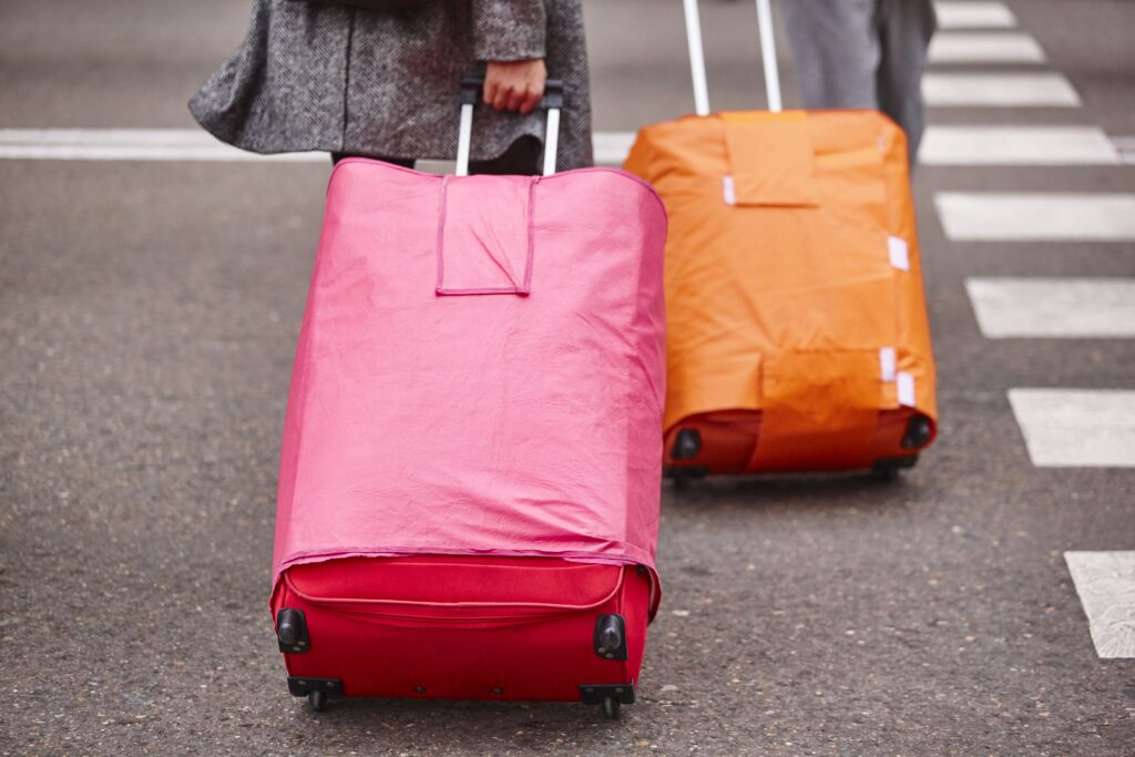 people-croosing-the-street-with-baggage-travel-to-min