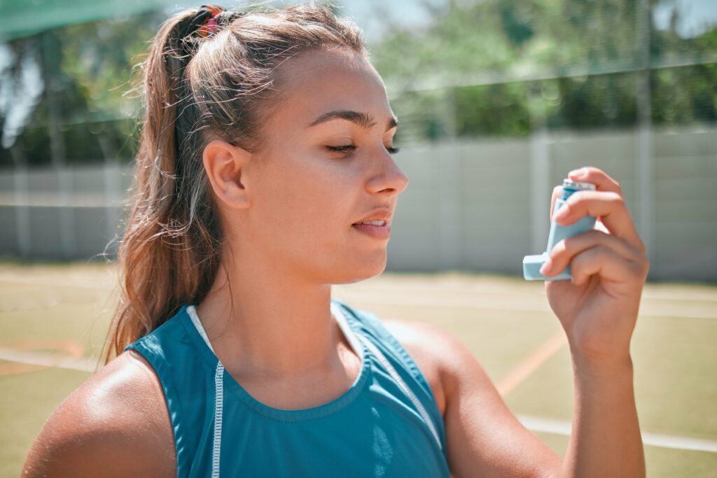woman-fitness-or-medical-asthma-pump-on-tennis-co-min