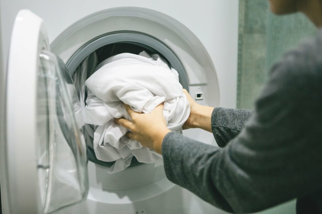 girl  erases  in  washing  machine