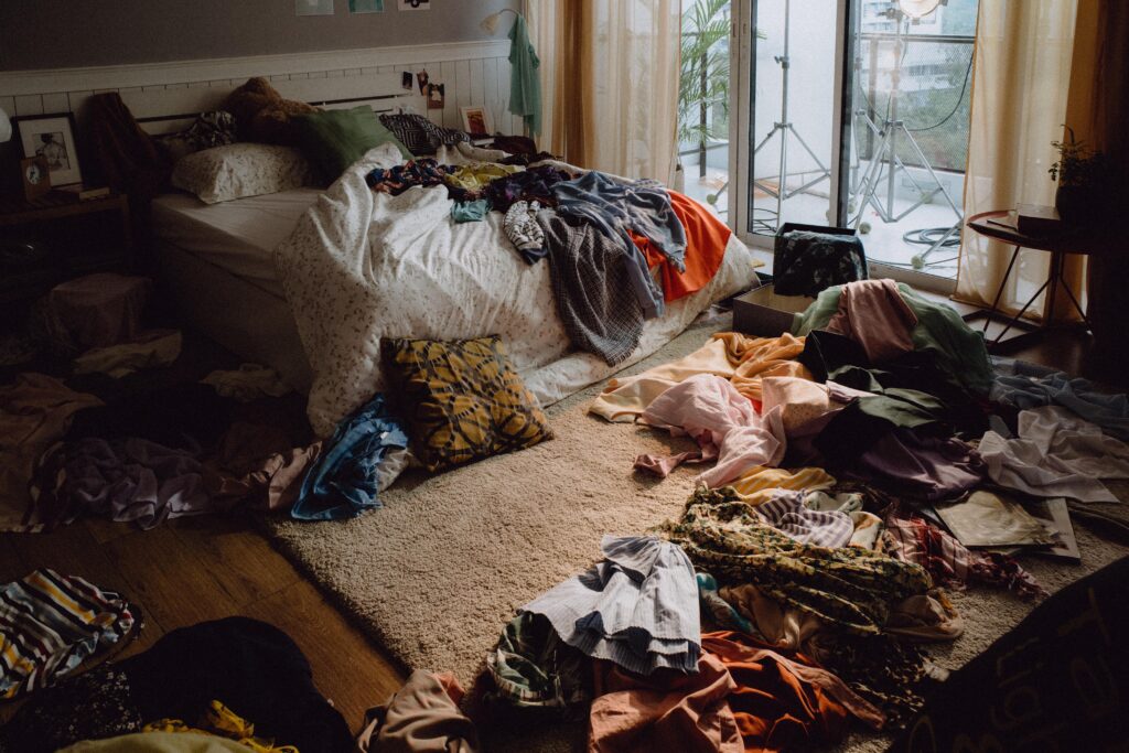 super-messy-room-clothes-are-all-over-the-floor-utc-min