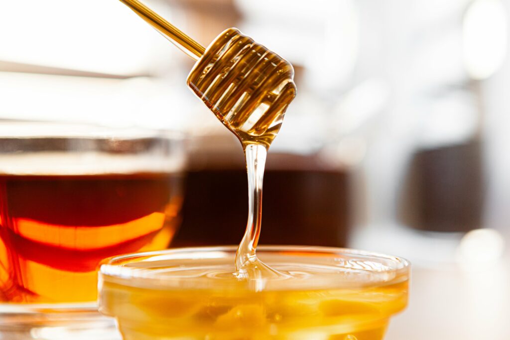 close-up-of-glass-tea-cup-with-honey-min